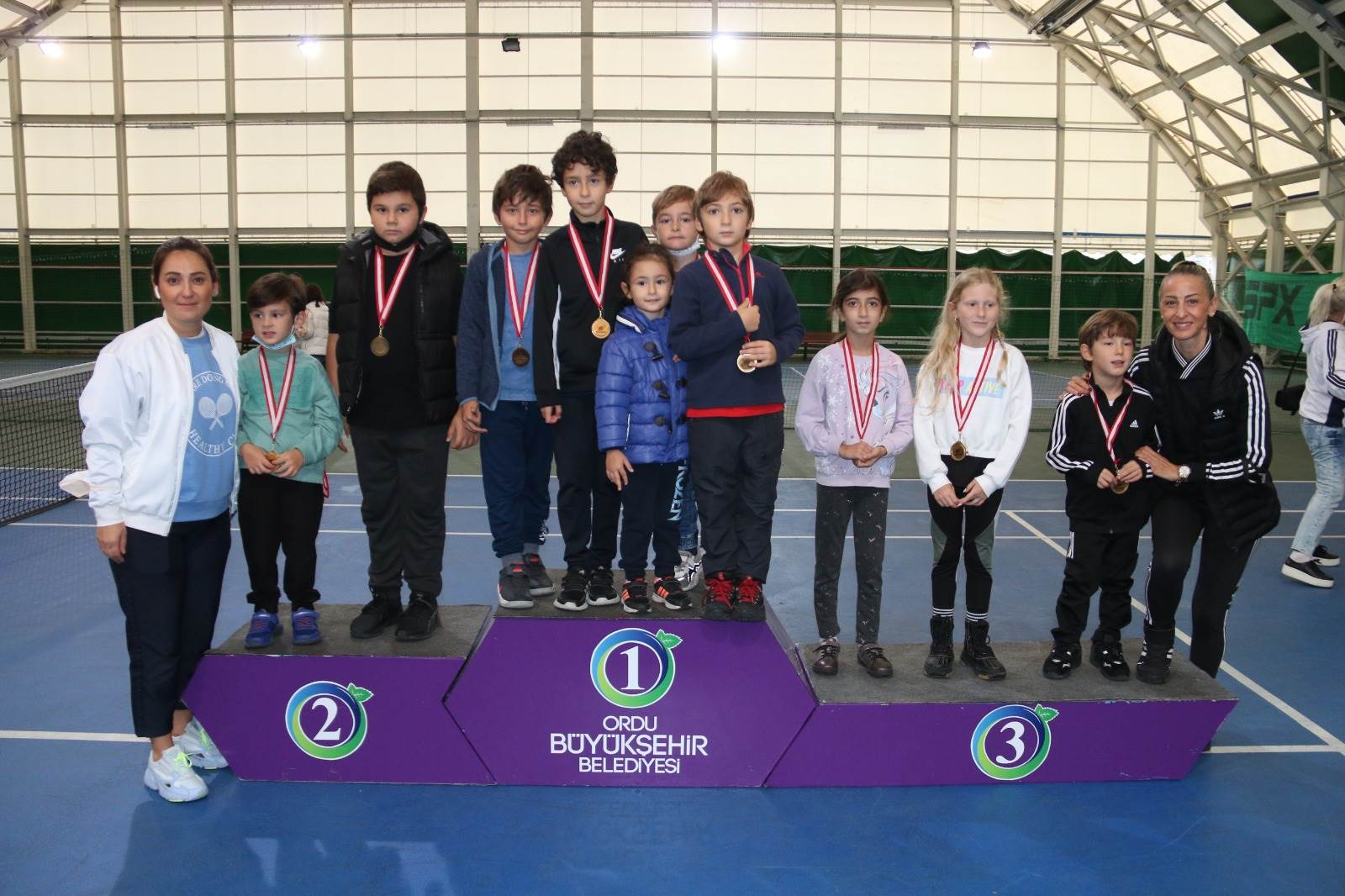 GENÇ TENİSCİLER MADALYA İÇİN KORTA ÇIKTI